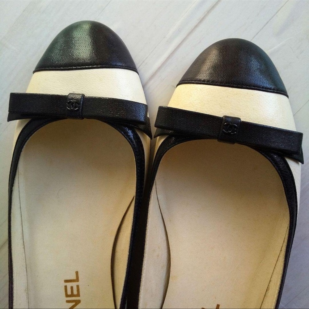 Authentic Chanel ballet flats white and black. 
Classic shoes in good used cond